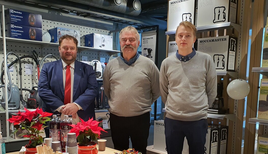 Ordfører Roald Aga Haug (t.v.) stod for den offisielle åpningen av ELON Odda. Bjarte Nilsen (i midten) og Torje Nilsen (t.h.) eier selskapet som står for franchisedriften. Ordfører Roald Aga Haug (t.v.) stod for den offisielle åpningen av ELON Odda. Bjarte Nilsen (i midten) og Torje Nilsen (t.h.) eier selskapet som står for franchisedriften.