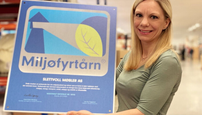 Karoline Fløtre Gati, leder for bærekraft- og strategiske prosjekter hos Slettvoll, med Miljøfyrtårn-sertifikatet. Karoline Fløtre Gati, leder for bærekraft- og strategiske prosjekter hos Slettvoll, med Miljøfyrtårn-sertifikatet.