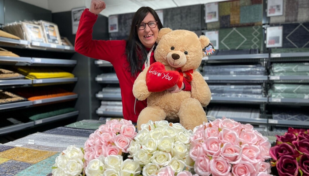 Hun er ekstremt serviceinnstilt og får alltid kundene i godt humør, skriver juryen om årets selger i Europris-kjeden Anette Bratten Michelsen i Strusshamn-butikken. Hun er ekstremt serviceinnstilt og får alltid kundene i godt humør, skriver juryen om årets selger i Europris-kjeden Anette Bratten Michelsen i Strusshamn-butikken.