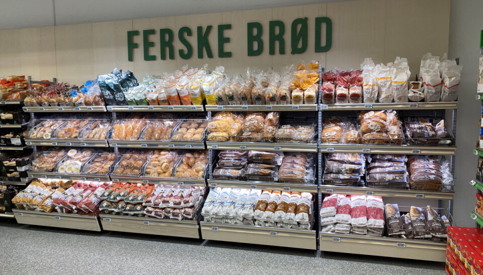KIWIs nye brødkonsept i egen avdeling, med brødene stående i øverste hylle, liggende i hyllene under. KIWIs nye brødkonsept i egen avdeling, med brødene stående i øverste hylle, liggende i hyllene under.