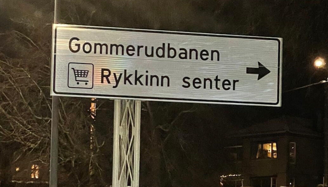 Rykkinn senter var det første som fikk veivisningsskilt for kjøpesenter, etter en seks år lang kamp i regi av Bærum handels- og servicebedrifters forening. Flere skilt er kommet til rundt omkring i landet, men mange har også fått avslag. Rykkinn senter var det første som fikk veivisningsskilt for kjøpesenter, etter en seks år lang kamp i regi av Bærum handels- og servicebedrifters forening. Flere skilt er kommet til rundt omkring i landet, men mange har også fått avslag.