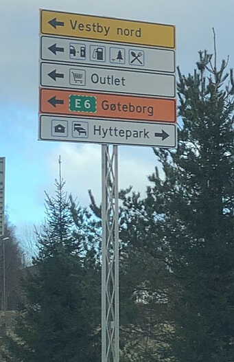 Skiltet til Oslo Fashion Outlet Vestby er plassert ved rampene fra E6, altså ikke ute ved selve motorveien. Skiltet til Oslo Fashion Outlet Vestby er plassert ved rampene fra E6, altså ikke ute ved selve motorveien.