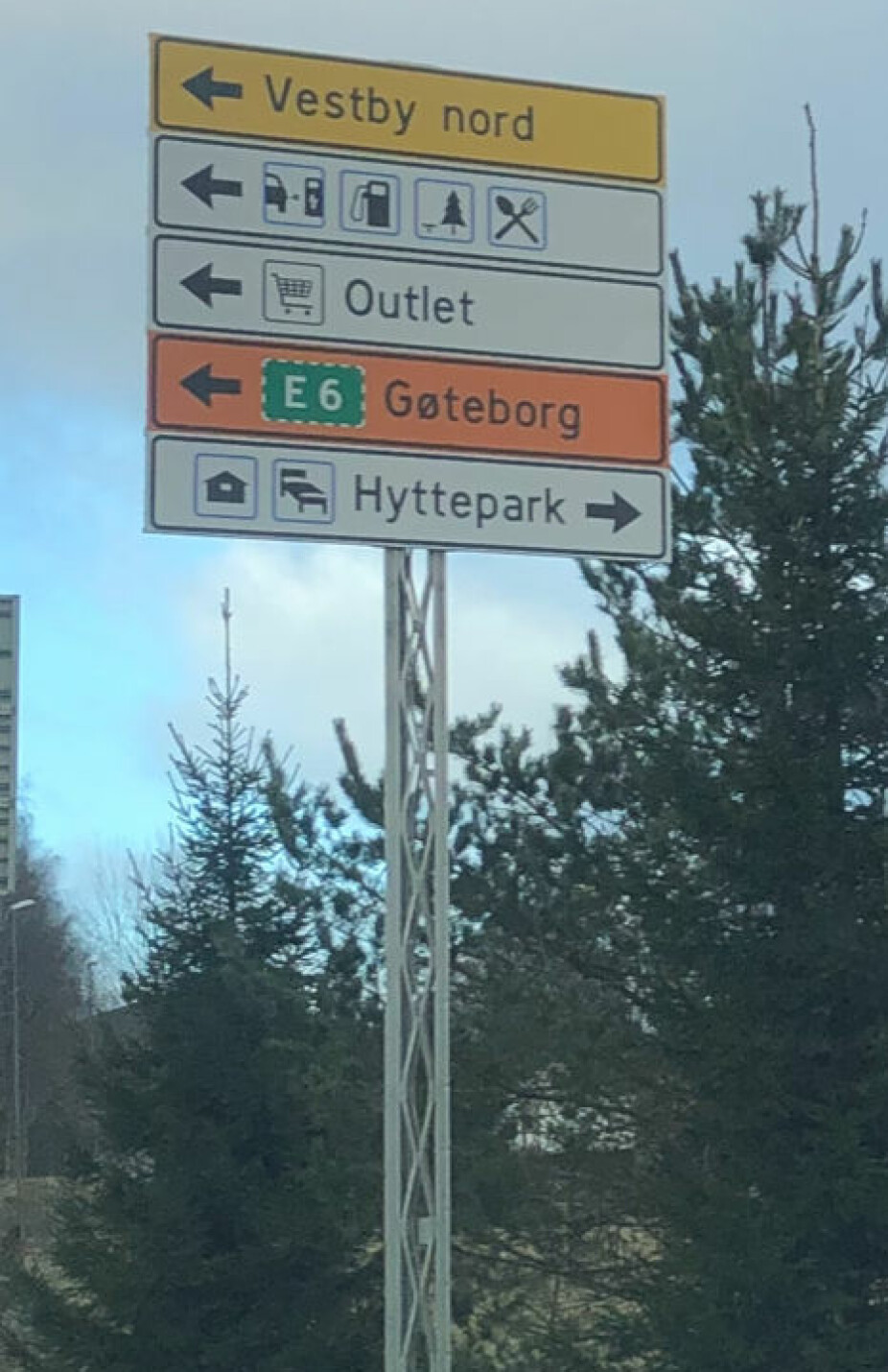 Skiltet til Oslo Fashion Outlet Vestby er plassert ved rampene fra E6, altså ikke ute ved selve motorveien.