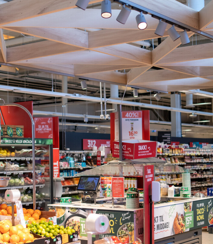 Når butikker lyssettes, er målsettingen å skape nettopp hygge og trivsel slik at kunden trives i forretningen, og at varene fremstår på best mulig måte. Når butikker lyssettes, er målsettingen å skape nettopp hygge og trivsel slik at kunden trives i forretningen, og at varene fremstår på best mulig måte.