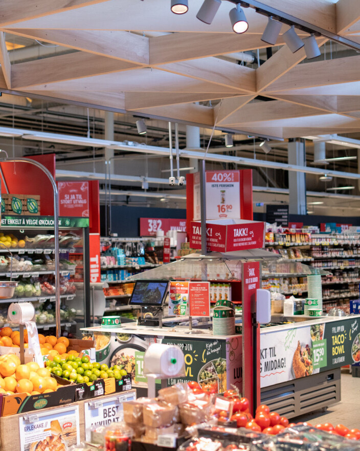 Når butikker lyssettes, er målsettingen å skape nettopp hygge og trivsel slik at kunden trives i forretningen, og at varene fremstår på best mulig måte. Når butikker lyssettes, er målsettingen å skape nettopp hygge og trivsel slik at kunden trives i forretningen, og at varene fremstår på best mulig måte.