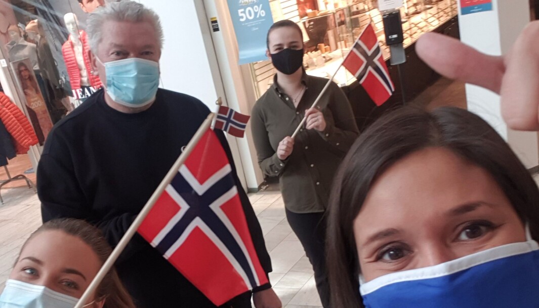 Smil bak maskene: Camilla Karlsbøck (Sunkost), Rune Enge (COOR Eiendomsdrift), Sara Bedzeti (Bjørklund) og Pauline Johansen (senterleder Manglerud og Oppsal). Smil bak maskene: Camilla Karlsbøck (Sunkost), Rune Enge (COOR Eiendomsdrift), Sara Bedzeti (Bjørklund) og Pauline Johansen (senterleder Manglerud og Oppsal).