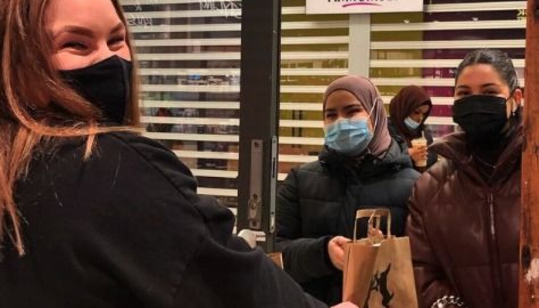 Lush Byporten ga i mars bort goodiebags til studenter i stedet for å kaste varene. Kommende fredag gjør butikken i Bogstadveien det samme. Lush Byporten ga i mars bort goodiebags til studenter i stedet for å kaste varene. Kommende fredag gjør butikken i Bogstadveien det samme.
