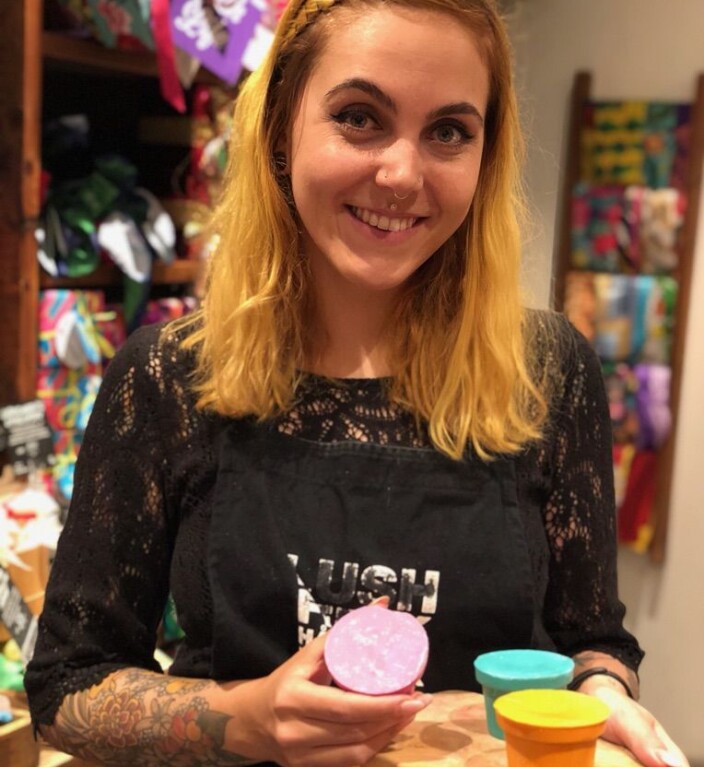 PR-ansvarlig Malin Thilesen Goldberg i LUSH Norge er glad for at studenter kan få glede av produktene de er nødt til å svinne på grunn av stengte butikker. PR-ansvarlig Malin Thilesen Goldberg i LUSH Norge er glad for at studenter kan få glede av produktene de er nødt til å svinne på grunn av stengte butikker.