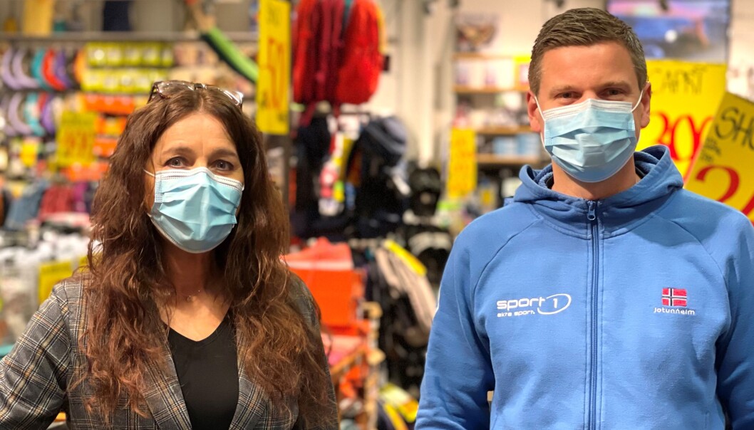 Senterleder Margit Bakken og Sport1 ved Anders Kasin får utvide butikken med 200 kvadratmeter. Tirsdag ble ansiktsmasker påbudt etter nytt korona utbrudd. Senterleder Margit Bakken og Sport1 ved Anders Kasin får utvide butikken med 200 kvadratmeter. Tirsdag ble ansiktsmasker påbudt etter nytt korona utbrudd.