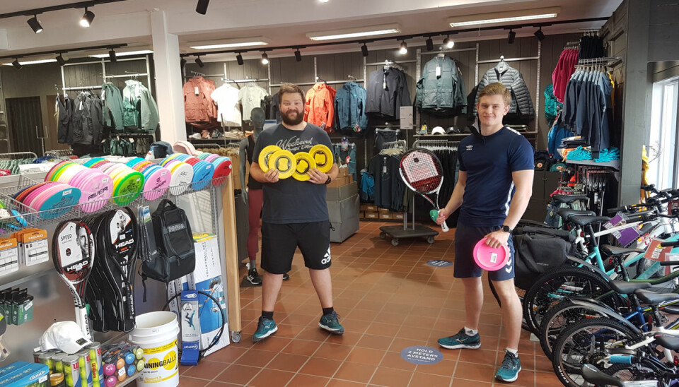 Morten Langenes (t.v.) og Jonathan Pettersen, som ellers jobber på Kiwi, er lånt inn litt til sportsbutikken fordi han har nær tilknytning til idrettsungdommen i Søgne.