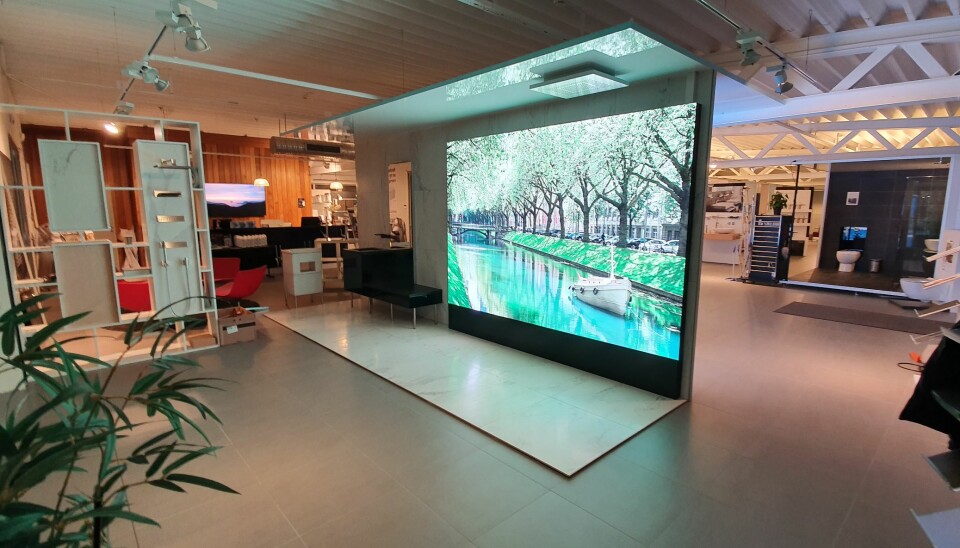 Tosidig LED skjerm som brukes som utstilling og til å tegne nye bad i 1:1-format.