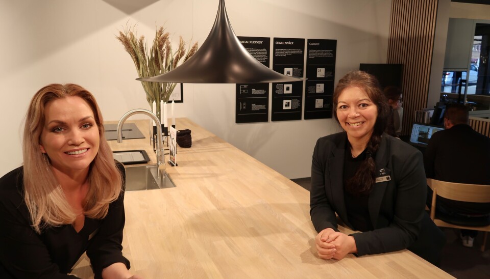 Store Manager Malin Sylte Bogstad and Sales Manager Linda Ockelmann at Kvik’s store in Sandefjord, with an ongoing customer meeting behind. Store Manager Malin Sylte Bogstad and Sales Manager Linda Ockelmann at Kvik’s store in Sandefjord, with an ongoing customer meeting behind.