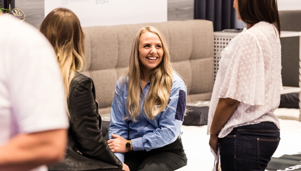 Jysk benytter seg av train the trainer. Her gjennomfører butikksjef Vilde Aileen Svendsen, Jysk Fredrikstad, on the job training av madrasser, senger og søvnekspertise for andre ledere i kjeden. Jysk benytter seg av train the trainer. Her gjennomfører butikksjef Vilde Aileen Svendsen, Jysk Fredrikstad, on the job training av madrasser, senger og søvnekspertise for andre ledere i kjeden.