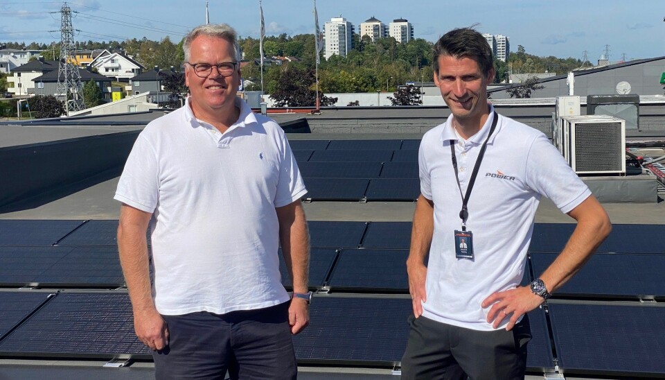 Eier av bygget, Leif Flemming Bakke, og varehussjef for POWER Tønsberg, Amund Røraas på taket som har fått solceller.