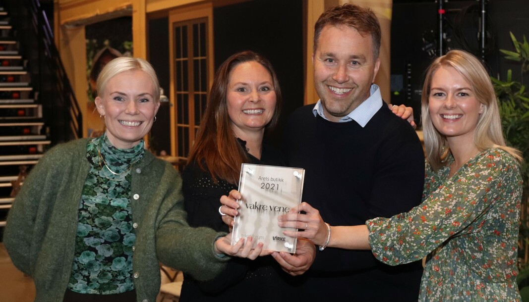 Glade prisvinnere. Fra venstre Cecilie Slåtto Olsen, Elisabeth Bendiksen, Richard Bendiksen og Guro Løvås Fause. Glade prisvinnere. Fra venstre Cecilie Slåtto Olsen, Elisabeth Bendiksen, Richard Bendiksen og Guro Løvås Fause.