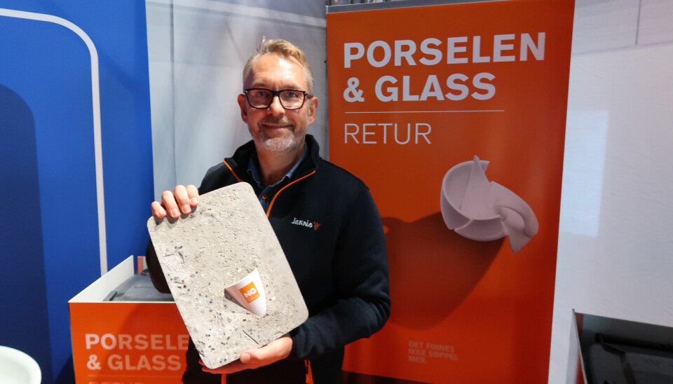 Jernia-sjef Espen Karlsen viser fram gjenvunnet porselen på kjedens stand på Handelskonferansen.