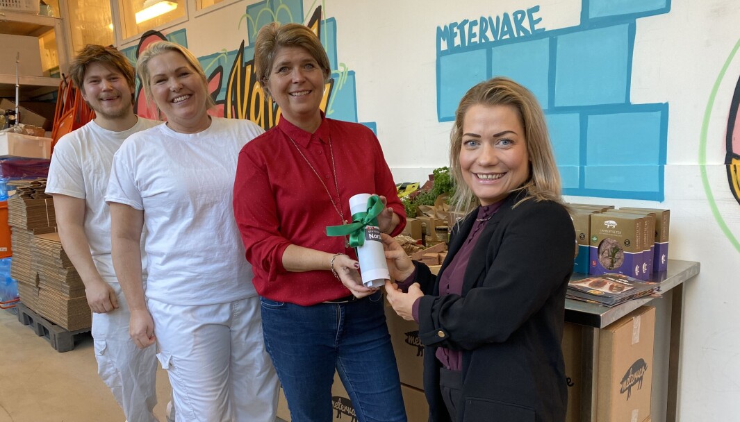 Sterk vekst i lokalmatsalget i dagligvare. Fremst: Landbruks- og matminister Sandra Borch, Nina Sundqvist, adm.dir. Stiftelsen Norsk Mat. Brit Selebø, daglig leder Metervare, Helge Tungen, produksjonssjef Metervare. Sterk vekst i lokalmatsalget i dagligvare. Fremst: Landbruks- og matminister Sandra Borch, Nina Sundqvist, adm.dir. Stiftelsen Norsk Mat. Brit Selebø, daglig leder Metervare, Helge Tungen, produksjonssjef Metervare.