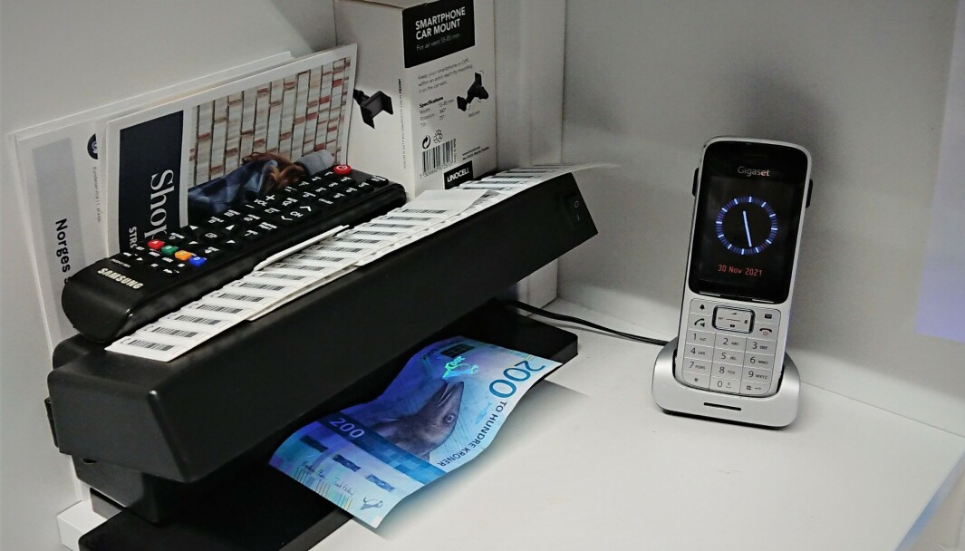 En UV-lampe er er et godt hjelpemiddel for å avsløre falske sedler. I tillegg bør man sette seg inn i egenskapene til pengesedler på Norges Banks hjemmeside. Bilde fra Kjell & Company på Strømmen Storsenter. En UV-lampe er er et godt hjelpemiddel for å avsløre falske sedler. I tillegg bør man sette seg inn i egenskapene til pengesedler på Norges Banks hjemmeside. Bilde fra Kjell & Company på Strømmen Storsenter.