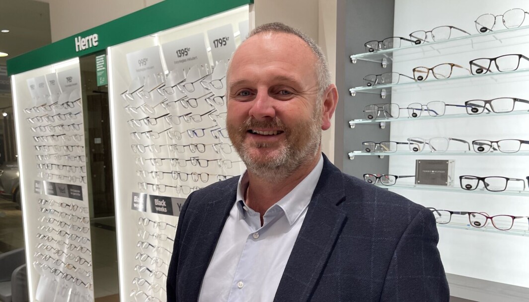 – Det å åpne butikker er et tegn på tillit, fastslår Paul Marshall, som også var innom nyåpnede Specsavers Bekkestua i Bærum. – Det å åpne butikker er et tegn på tillit, fastslår Paul Marshall, som også var innom nyåpnede Specsavers Bekkestua i Bærum.