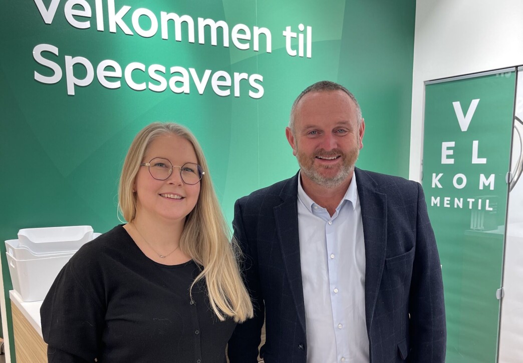 Paul Marshall bruker mye tid på å bli kjent med de lokale partnerne i Specsavers. Her med optikerpartner Kjærsti Wiig på Lade. Paul Marshall bruker mye tid på å bli kjent med de lokale partnerne i Specsavers. Her med optikerpartner Kjærsti Wiig på Lade.