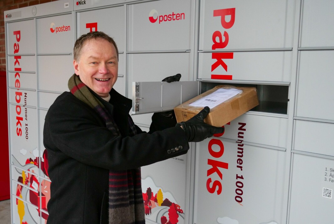 Odd Roger Tiller, regiondirektør for Posten i Midt-Norge prøver de nye pakkeboksene utenfor Coop på City Lade i Trondheim. Posten har i disse dager satt ut selvbetjente pakkebokser på 1000 steder i Norge.