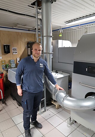 Butikksjef Marcus Løkkeberg på OBS på Lillestrøm har én R1, men ønsker seg to. Han er fornøyd med systemet som blåser panten rett ut i containeren. Butikksjef Marcus Løkkeberg på OBS på Lillestrøm har én R1, men ønsker seg to. Han er fornøyd med systemet som blåser panten rett ut i containeren.