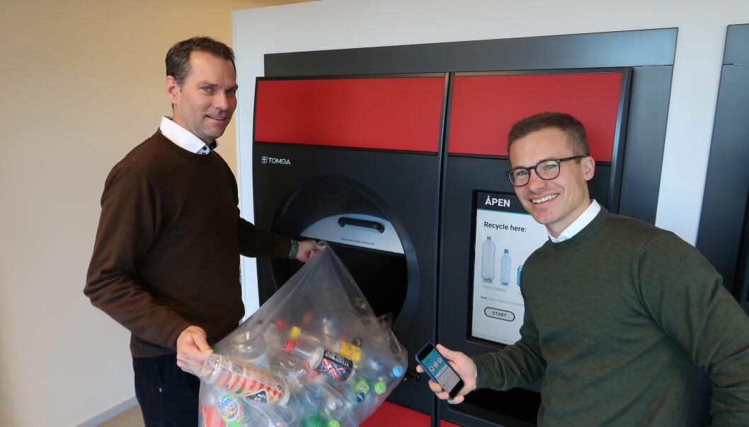 Salgssjef Trygve Jacobsen og Jonas Døvik, produktsjef for R1 i Tomra Butikksystemer demonstrerer bruk av R1 og digital pantelapp.