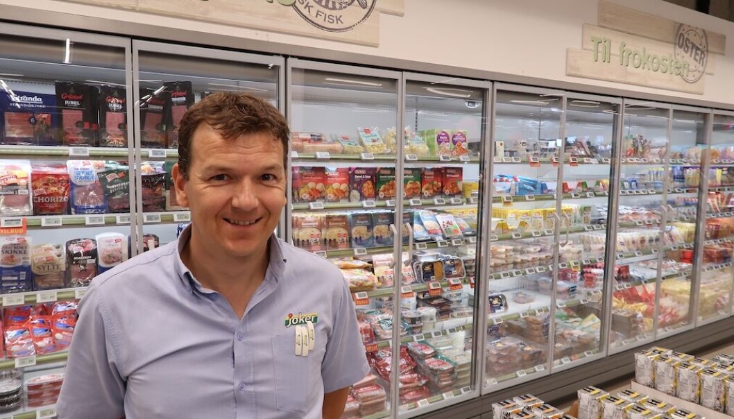 Idar Larsen er femte generasjon butikksjef og eier av Joker Finnås. Butikken er i sitt 148. driftsår. Idar Larsen er femte generasjon butikksjef og eier av Joker Finnås. Butikken er i sitt 148. driftsår.