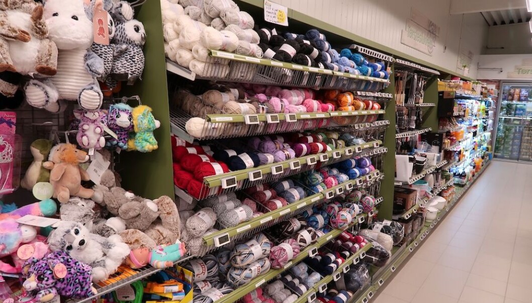 I et bredt sortiment med 3000 varelinjer inngår markedstilpasset non-food. I kaffekroken arrangeres det bl.a. strikkekafé. I et bredt sortiment med 3000 varelinjer inngår markedstilpasset non-food. I kaffekroken arrangeres det bl.a. strikkekafé.
