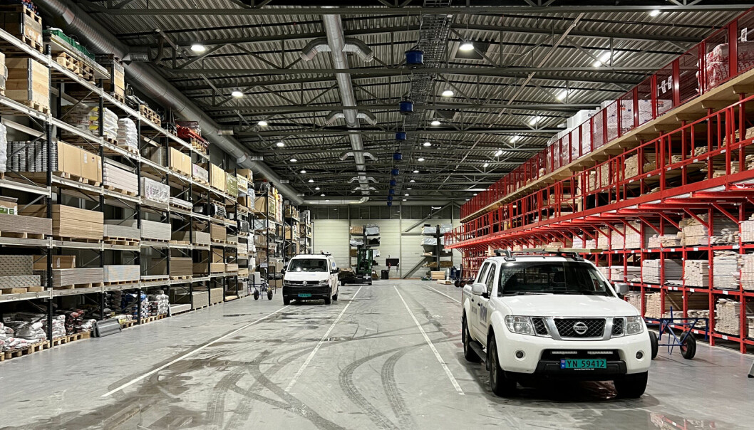 Det moderne lageret til Mathisen &amp; Mathisen i Narvik har en drive-through med to gater. Den nye butikken og lageret er på 7.800 m2.