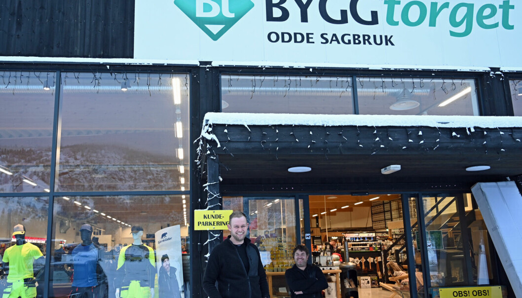 I 2021 omsatte Byggtorget Odde Sagbruk AS sine to butikker i Evje og Valle i Setesdal for 105 mill. som er en økning på 27 mill. fra året før. Daglig leder og innehaver Ronny Madsen t. h. og medeier Torstein Engesland t. v..