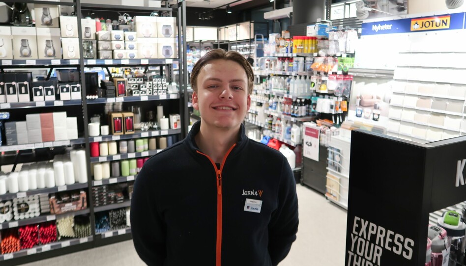 Butikkmedarbeider Fredrik Rørstad på Jernia Bispevika mener at det er positivt å få løpende tilbakemeldinger fra kunder.