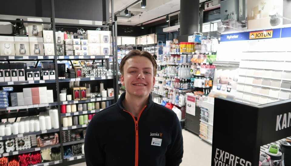 Butiksmedarbetare Fredrik Rørstad på Jernia Bispevika menar att det är positivt att få löpande återkoppling från kunder.