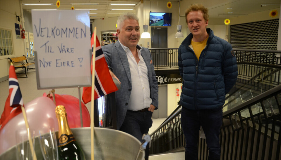 De nye eierne Tord Ueland Kolstad (t.v.) og Martin Gaze ble ønsket skikkelig velkommen til Nesbyen Kjøpesenter.