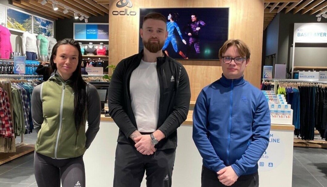 Butikksjef hos ODLO Christian Evensen, flankert av to medarbeidere. ODLO er en sterk sveitsisk sportsutstyrsprodusent med norske røtter. Butikksjef hos ODLO Christian Evensen, flankert av to medarbeidere. ODLO er en sterk sveitsisk sportsutstyrsprodusent med norske røtter.