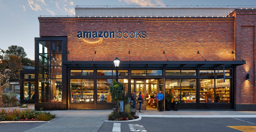 Amazon legger ned alle sine fysiske bokhandler.