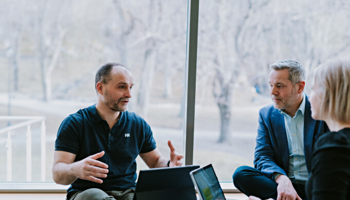 Både CEO Torbjørn Krogen (t.v.) og CCO Fredrik Kallevig (i midten) hadde roller i både Driw og Currence, noe som nå samles i Solwr. Både CEO Torbjørn Krogen (t.v.) og CCO Fredrik Kallevig (i midten) hadde roller i både Driw og Currence, noe som nå samles i Solwr.