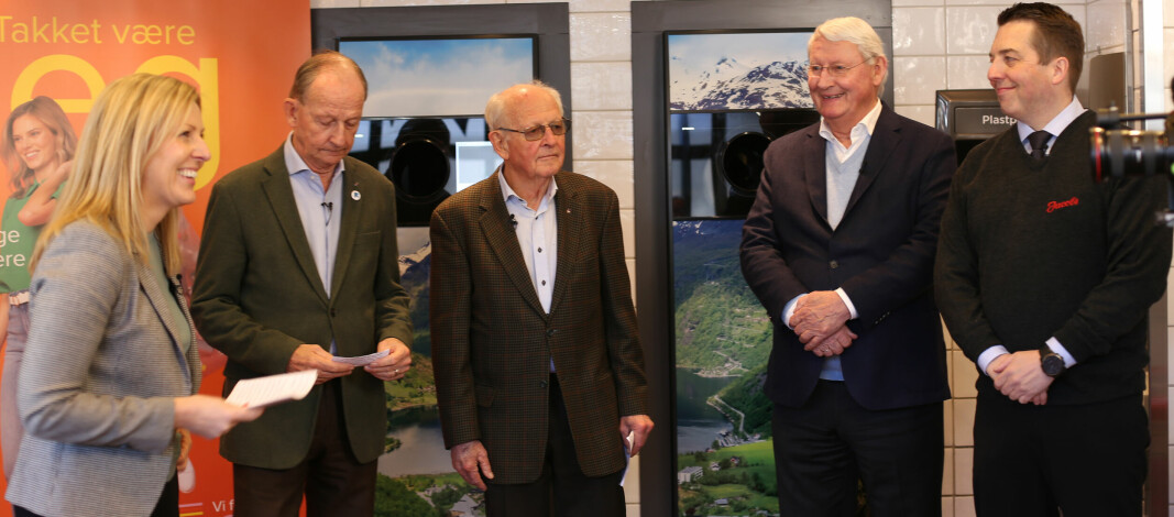 Tove Andersen, CEO TOMRA, Tore og Petter Planke, TOMRA gründere, sønnen til den opprinnelige eieren av Jacobs, Knut Jacobsen og butikksjef Terje Gjervang).