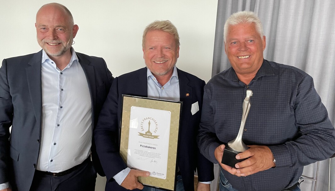 Juryleder Frode Finsrud (t.v.) delte ut prisen Årets franchisekjede til gründerne og eierne Jan Henrik Jelsa (i midten) og William Gulliksen (t.h.) i Pizzabakeren.