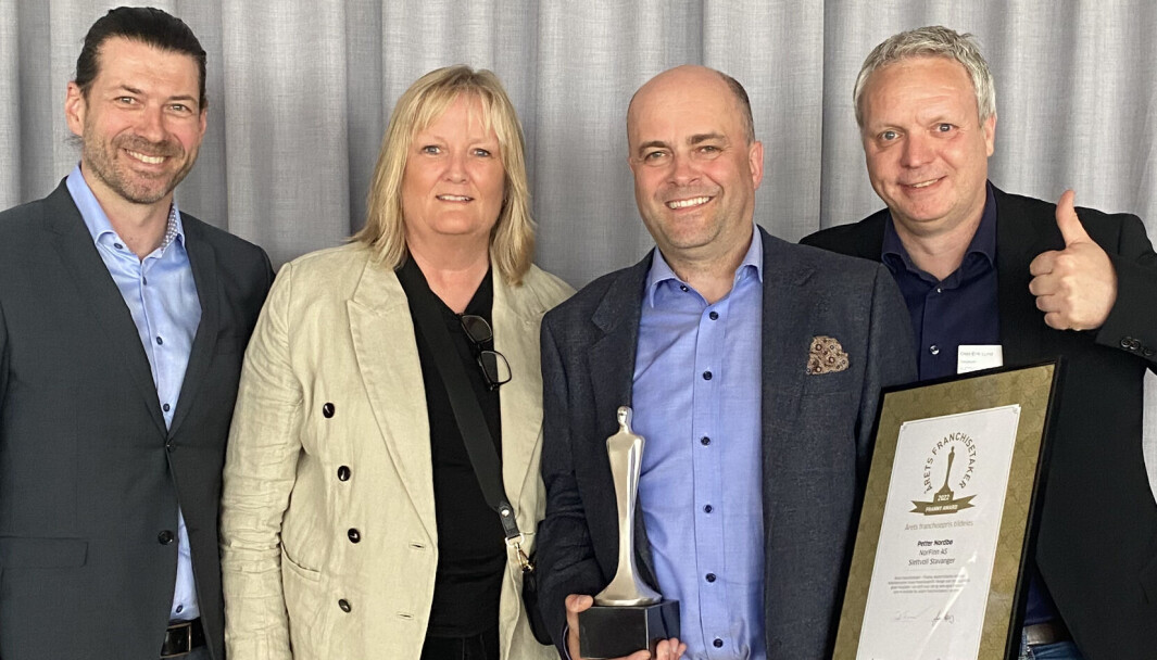 Slettvolls kjedeteam ved mottakelsen av prisen på Franchisekonferansen. F.v.: Bjørn Erik Espe, drift- og opplæringsansvarlig. Lise Andersen, butikkdrift (og mangeårig butikksjef på Slettvoll Skøyen), Petter Nordbø, prisvinner og franchisetaker Slettvoll Stavanger og Odd Erik Lund, salgssjef. Slettvolls kjedeteam ved mottakelsen av prisen på Franchisekonferansen. F.v.: Bjørn Erik Espe, drift- og opplæringsansvarlig. Lise Andersen, butikkdrift (og mangeårig butikksjef på Slettvoll Skøyen), Petter Nordbø, prisvinner og franchisetaker Slettvoll Stavanger og Odd Erik Lund, salgssjef.