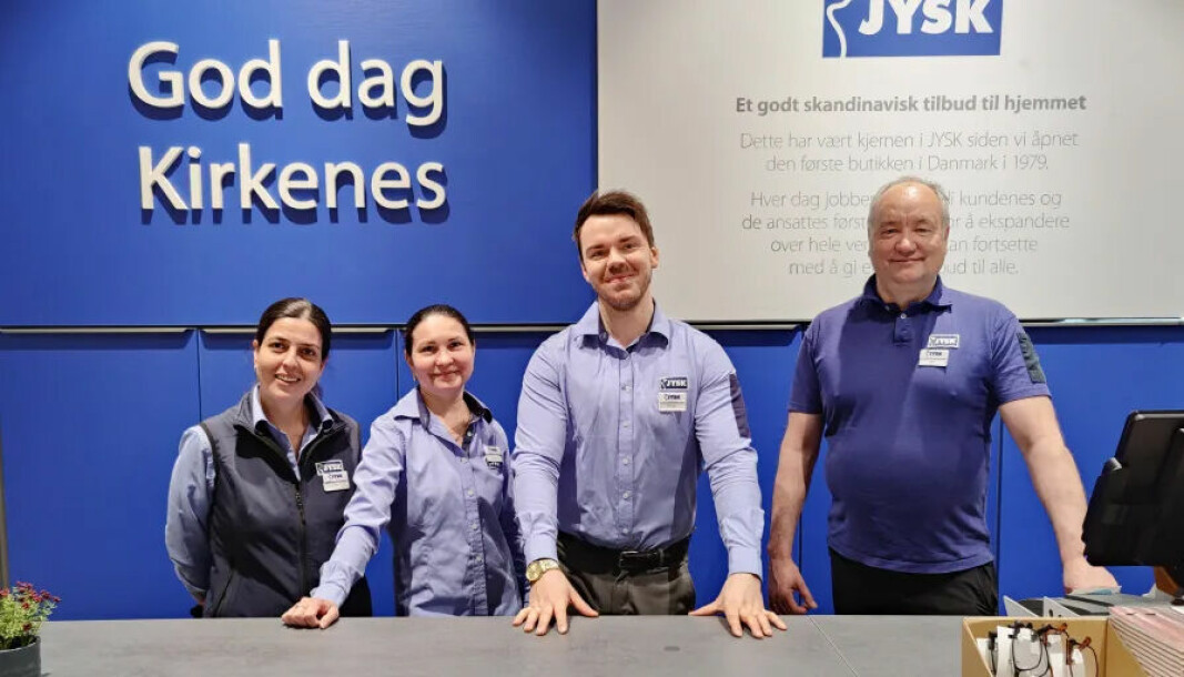 De ansatte i JYSK Kirkenes har invitert ordføreren i Sør-Varanger til butikkåpning. Fra høyre distriktsjef Jonny Hansen og butikksjef Kristoffer Tuv Pettersen.