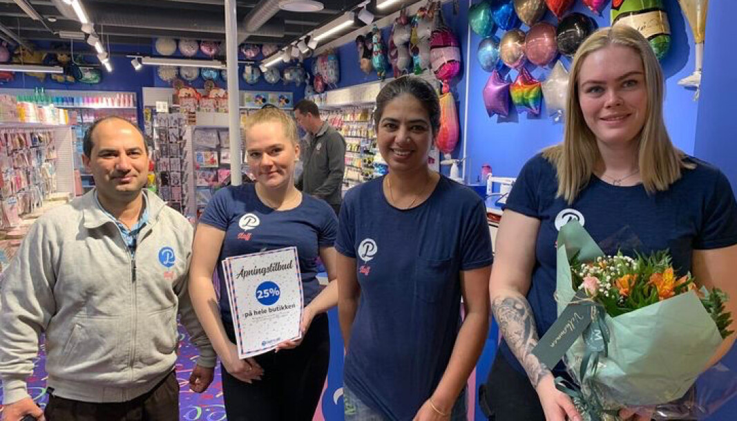 Harjindar Singh (t.v.) stiller opp for kona som er franchisetaker på Brototorvet. Her flankerer han to medarbeidere sammen med butikksjef Marthe Brekke-Rasmussen (t.h.). Harjindar Singh (t.v.) stiller opp for kona som er franchisetaker på Brototorvet. Her flankerer han to medarbeidere sammen med butikksjef Marthe Brekke-Rasmussen (t.h.).