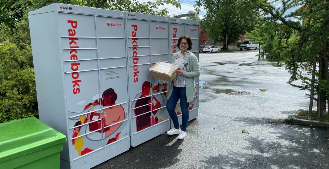 Posten kan nå tilby 3000 utleveringssteder i Norge. Det ble markert når Anneli Abrahamsen, distriktssjef for Posten i Østfold, aktiverte de nye pakkeboksene ved jernbanestasjonen i Rakkestad.