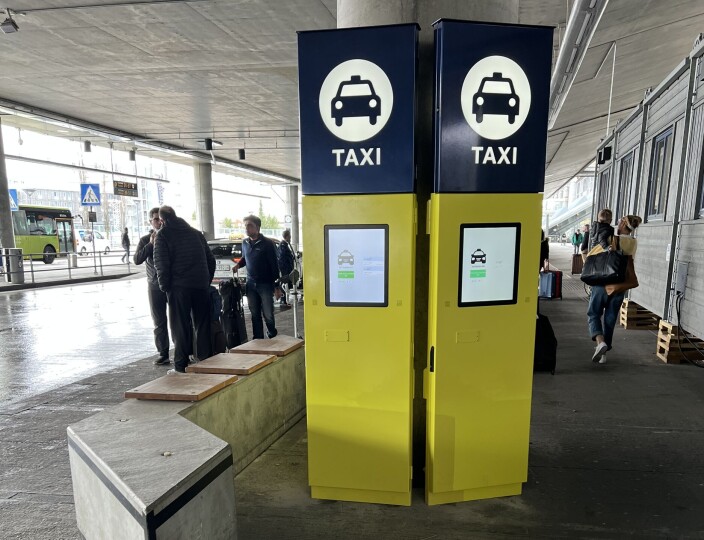 Kiosk for bestilling av taxi plassert utendørs på Gardermoen. Kiosk for bestilling av taxi plassert utendørs på Gardermoen.