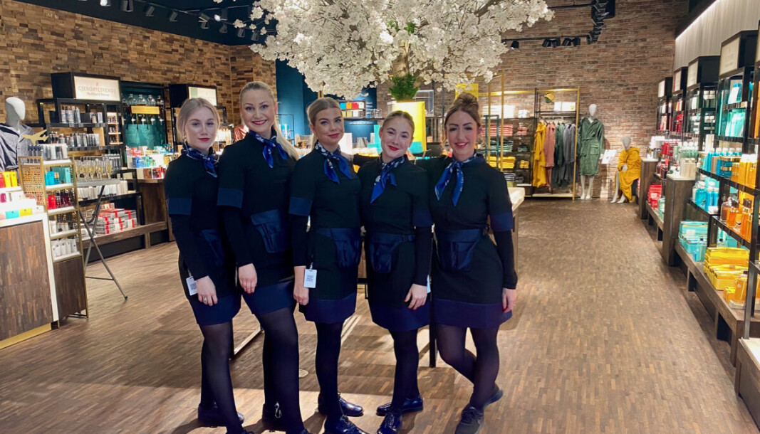 Vellykket åpning i Horten: f.v.: Caroline Bang Olsen, medarbeider; Martine Krogsether, ass. butikksjef; Julie Marie Johansen, butikksjef; Kristina Almagro Karlsen, medarbeider Carina Linderoth, butikksjef Sandefjord. Vellykket åpning i Horten: f.v.: Caroline Bang Olsen, medarbeider; Martine Krogsether, ass. butikksjef; Julie Marie Johansen, butikksjef; Kristina Almagro Karlsen, medarbeider Carina Linderoth, butikksjef Sandefjord.