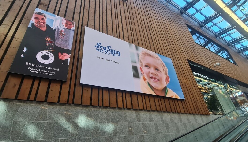Fornebu S kjøpesenter har fått en ny LED- skjerm på plass. Kart over senteret er også plassert på en digital wayfinder. Innhold kan enkelt byttes ut og tilpasses senterets behov. Fornebu S kjøpesenter har fått en ny LED- skjerm på plass. Kart over senteret er også plassert på en digital wayfinder. Innhold kan enkelt byttes ut og tilpasses senterets behov.