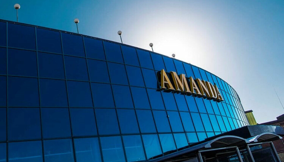 Den opprinnelige Amanda-logoen er nettopp tatt ned fra glassfasaden for å bli erstattet av ny logo til høsten: Alti Amanda.