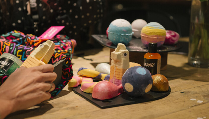 Lush utvikler sine egne produkter og dufter, som inneholder lite eller ingen konservering og emballasje Lush utvikler sine egne produkter og dufter, som inneholder lite eller ingen konservering og emballasje