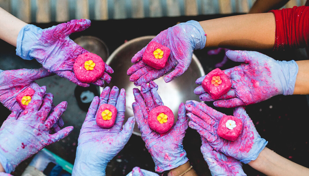 På Lush-Parties får kundene lage sine egne produkter. På Lush-Parties får kundene lage sine egne produkter.