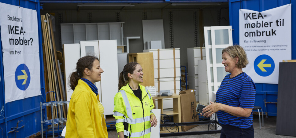 Gitte Grønner (i midten), ombrukskoordinator i Renovasjons- og gjenvinningsetaten i Oslo kommune i samtale med Siri Norhagen (t.h.).